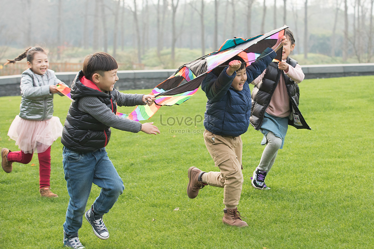 Флай дети. The children are Flying Kites.