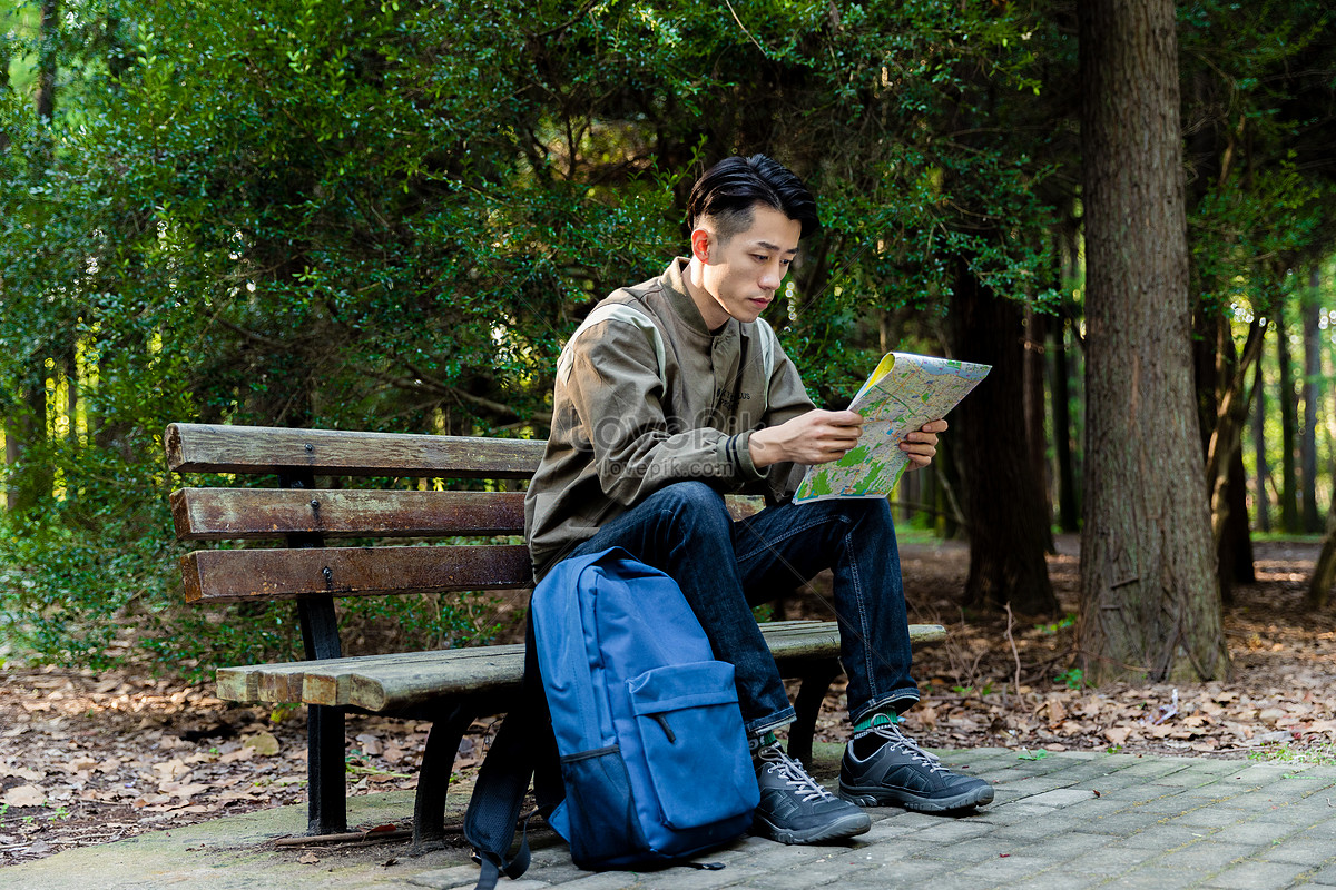 Male Outdoor Map Reading Picture And HD Photos | Free Download On Lovepik