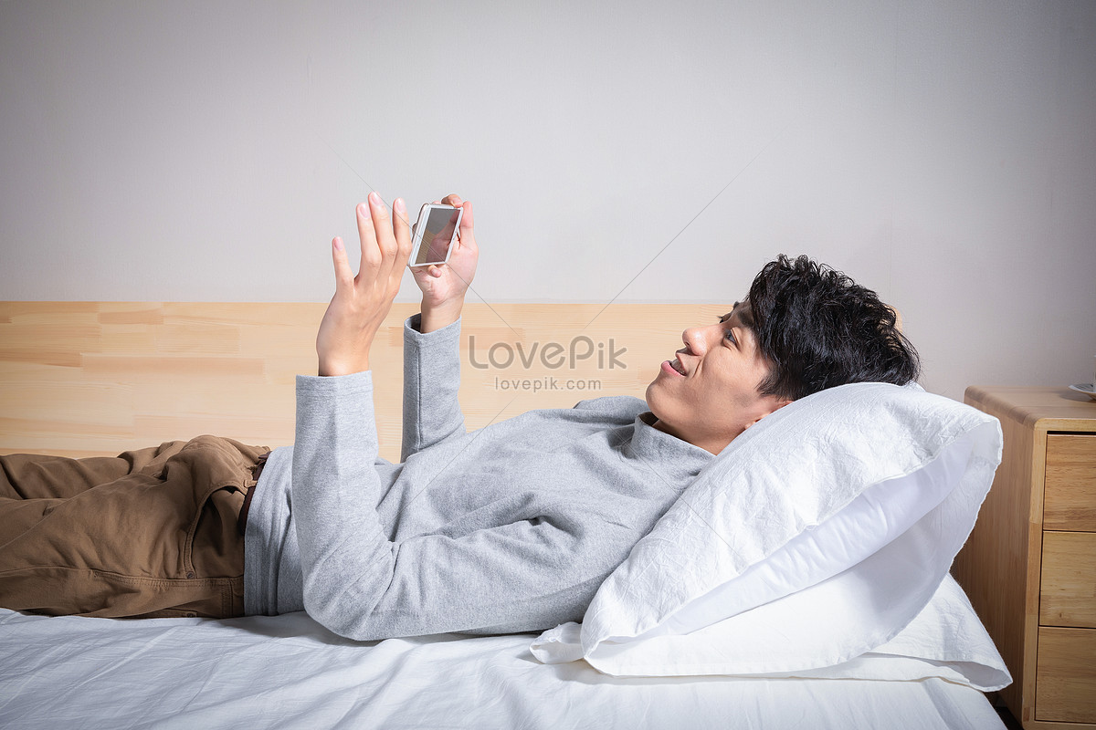 青年女性深夜睡前躺床上玩手機圖片素材-JPG圖片尺寸7972 × 5317px-高清圖案501757240-zh.lovepik.com