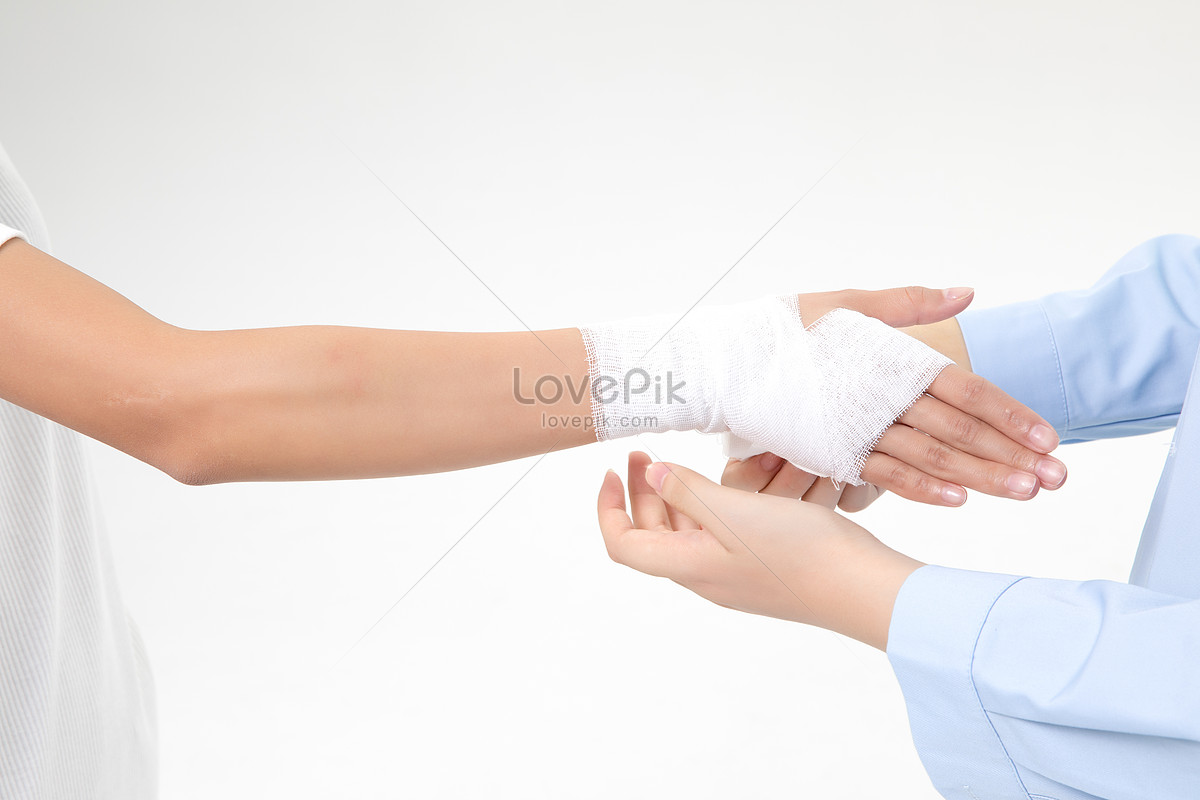 Медсестра пришла перевязать руку. Повязка на руку с эмблемой. Грязная повязка на руке.