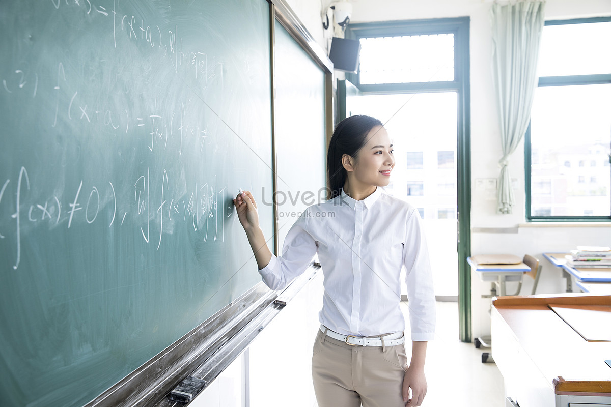 The teacher is the window. МБ учитель. Авторитет среди молодых учителей. Japanese teacher gives a valuable Lesson at the blackboard.