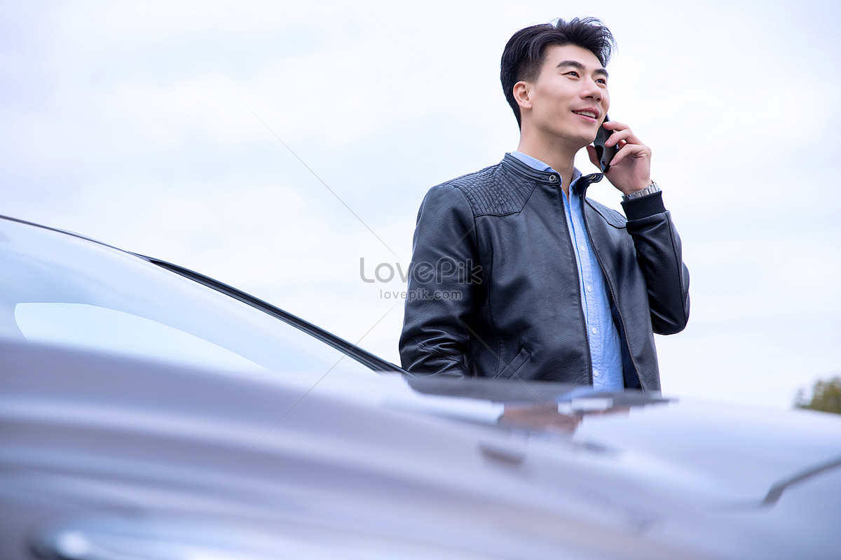 Driver waiting. Человек ждущий автомобиль на белом фоне. Китай машины и ждущие люди.