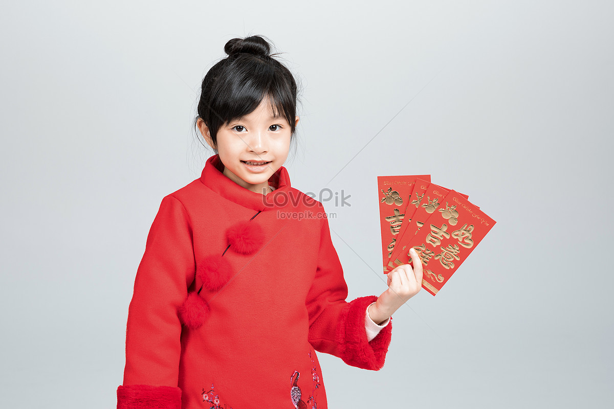 The Girl Who Receives Red Envelopes Picture And HD Photos | Free ...