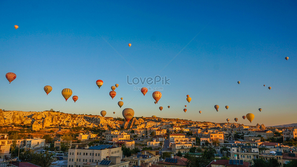 Ballons Chauds Lumineux Dans Le Ciel De La Turquie Cappadoce Photo