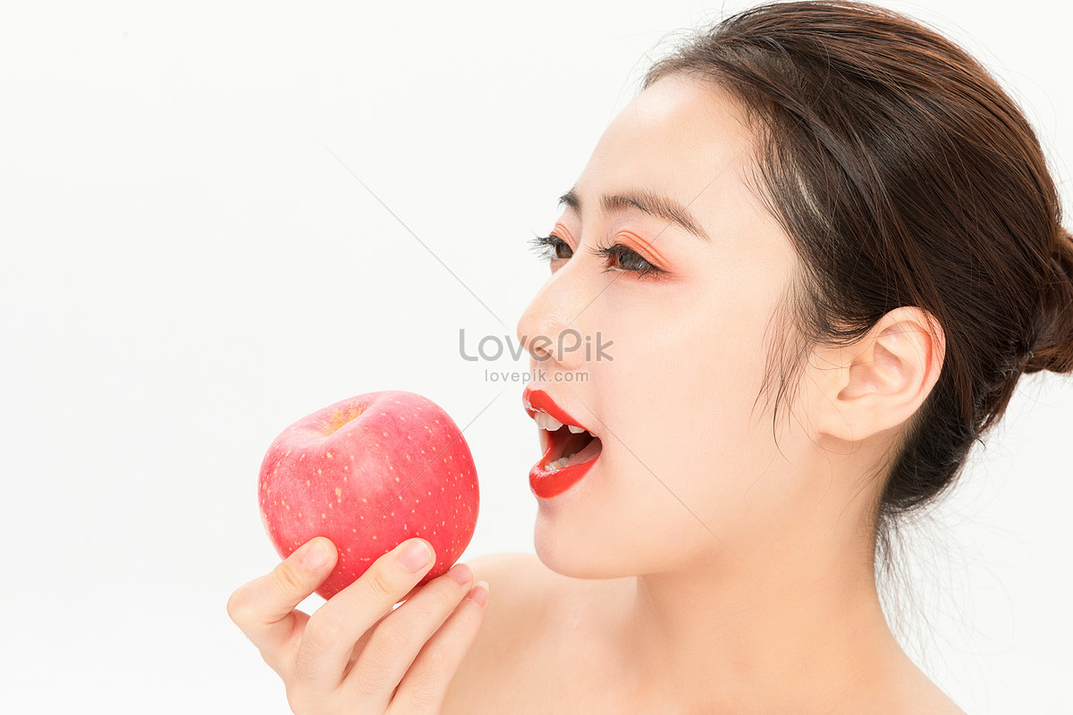 Who is eating an apple. Мужчина ест яблоко. Девушкк есть яблоко арт. Будешь красоткой с яблоком во рту. Грустная девушка ест яблоко.