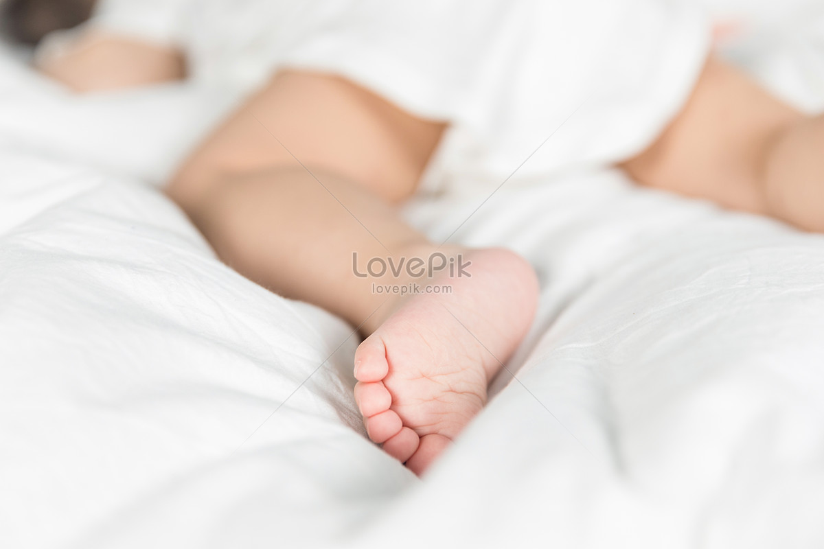 Ноги спящей сестры