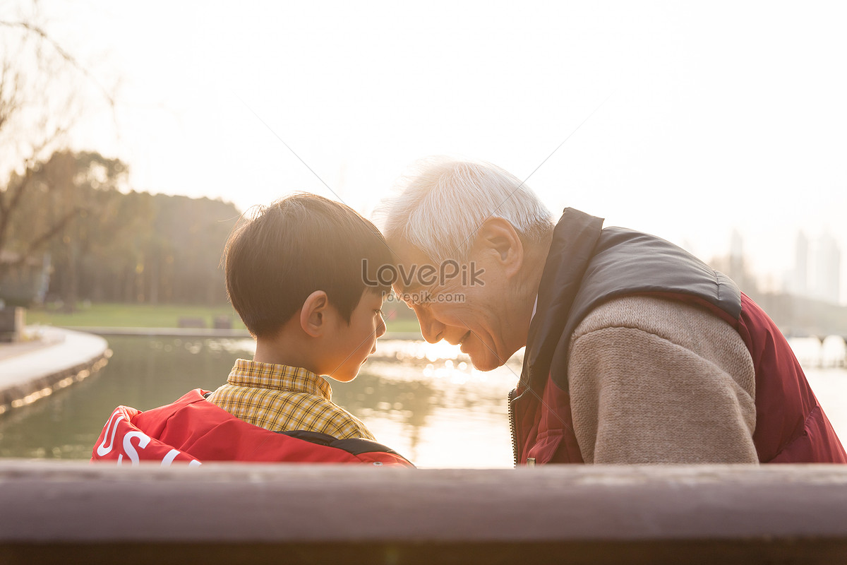 Дедушка с внучкой