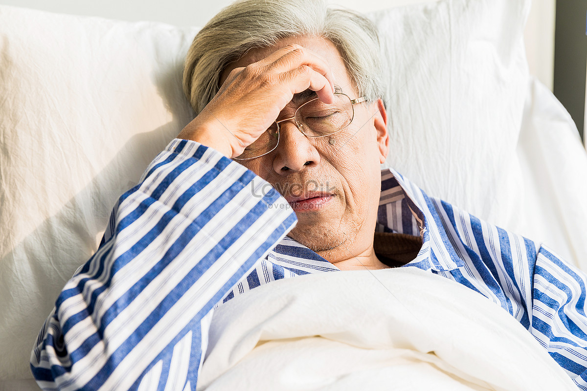Почему старые болеют. Грустный старик. Нарушение сна у пожилых людей. Кровать для пенсионеров.