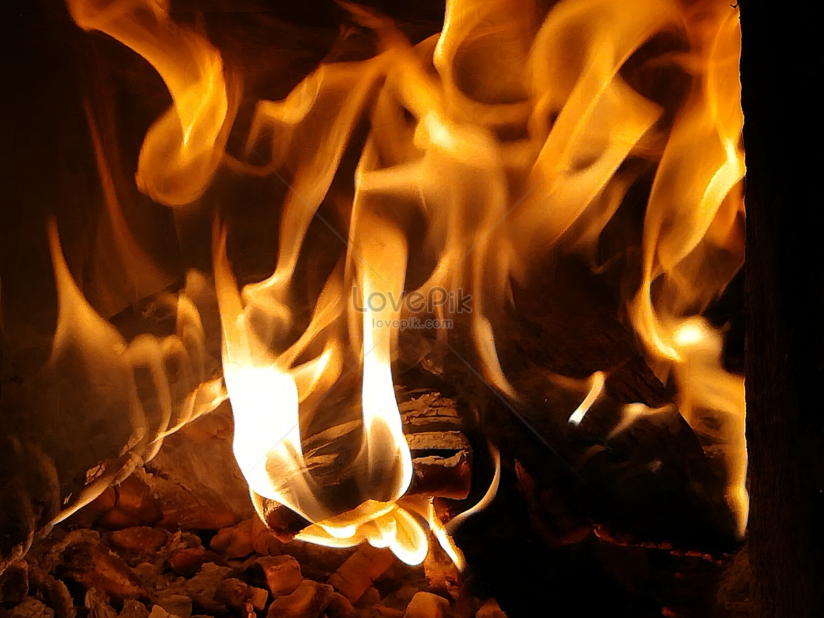 Nấu ăn trên ngọn lửa tỏa nhiệt độ cao là một trải nghiệm thật tuyệt vời. Hãy đón xem bức ảnh bếp lửa đầy sức sống và nhiệt huyết, mang đến sự trong trẻo và cảm giác yên bình cho căn nhà của bạn. Xem ngay để tận hưởng!