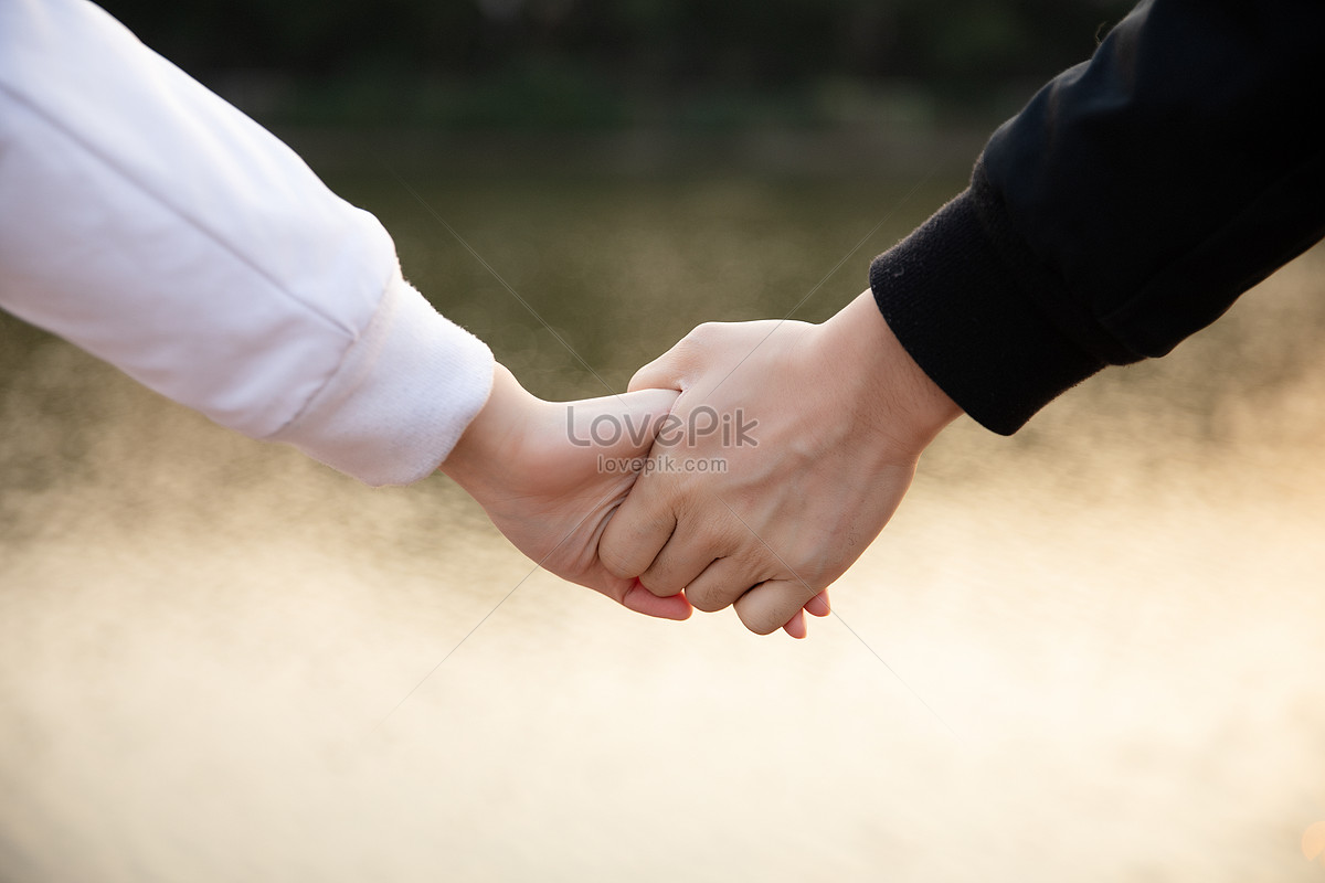 Hình ảnh đôi tình nhân nắm tay nhau sẽ khiến bạn cảm thấy như được hàn gắn với tình yêu và niềm hy vọng.