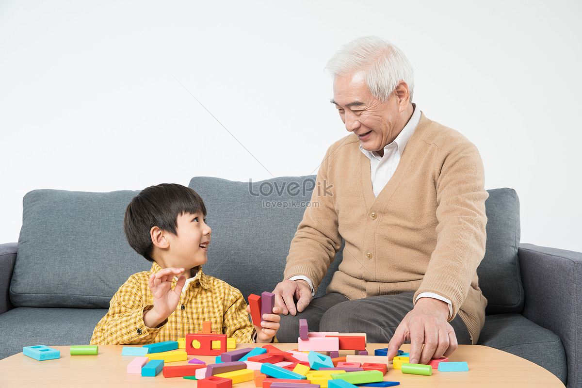 A Criança Indefeso Pequena Huddled No Sofá Foto de Stock - Imagem