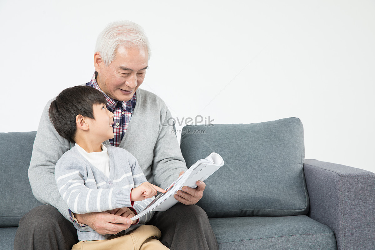 ảnh Ông Bà đọc Sách Trên Ghế Sofa Tải Xuống Miễn Phí, ảnh Đọc ...