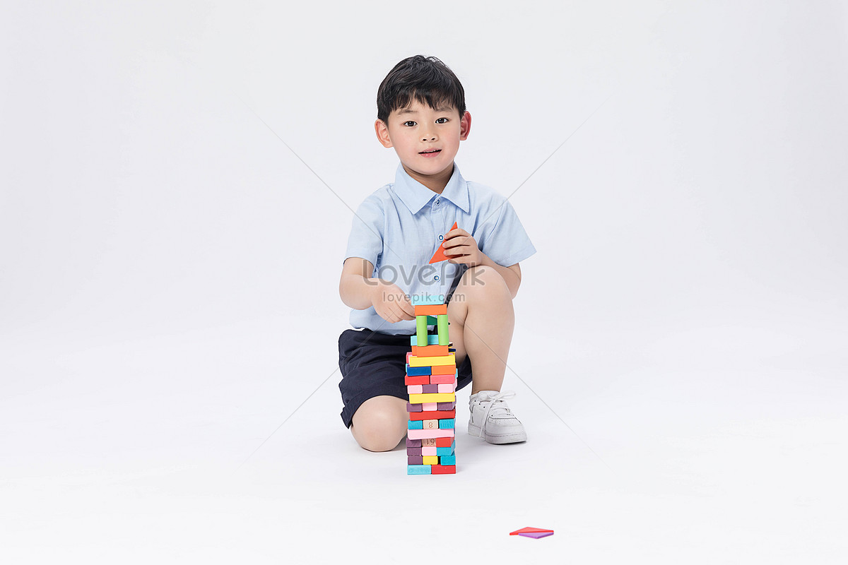 Cute little boy playing with building Blocks Pro vector. Мальчик играет 18