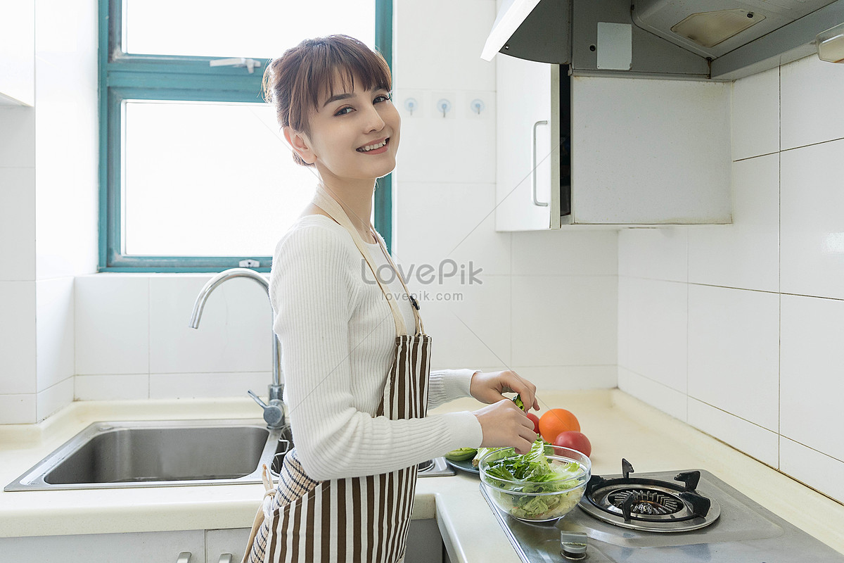 青年女人在家做饭照片摄影图片_ID:417194575-Veer图库