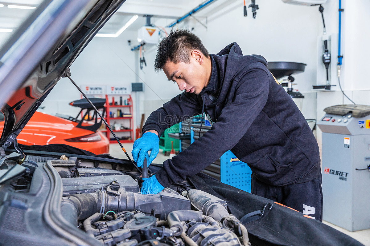 Đang gặp phải vấn đề với chiếc xe ô tô của bạn? Hãy xem hình ảnh về những chuyên gia sửa chữa ô tô chuyên nghiệp và uy tín của chúng tôi!