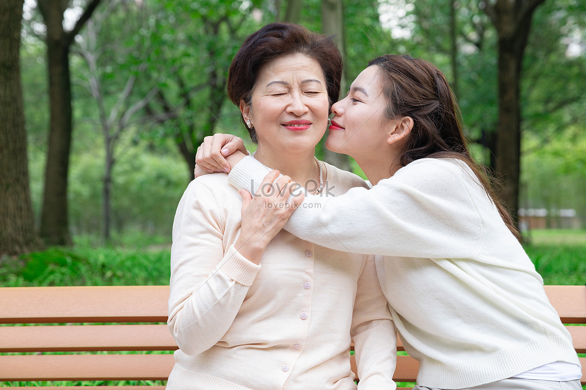 Умершая мама целует. Фото чулки мамы сдочьками.
