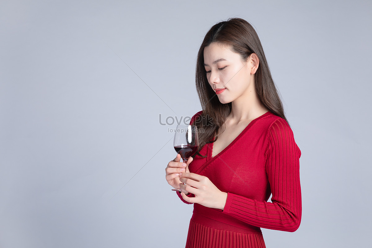 Красны попит. Девушка в сиреневом платье с бокалом красного вина. Funny Card women in Red drinking Red.