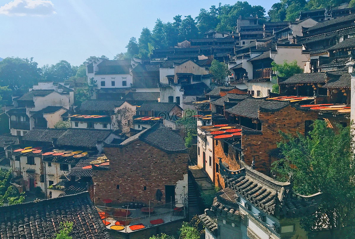 Cùng đồng hành với những bức ảnh phong cảnh tuyệt vời, tạo ra cảm giác ngẫu hứng giữa mảnh đất của Wuyuan. Tận hưởng vẻ đẹp hùng vĩ của những thắng cảnh thiên nhiên đẹp như mơ, cùng với sự yên tĩnh và thanh bình của dòng sông trôi êm đềm.
