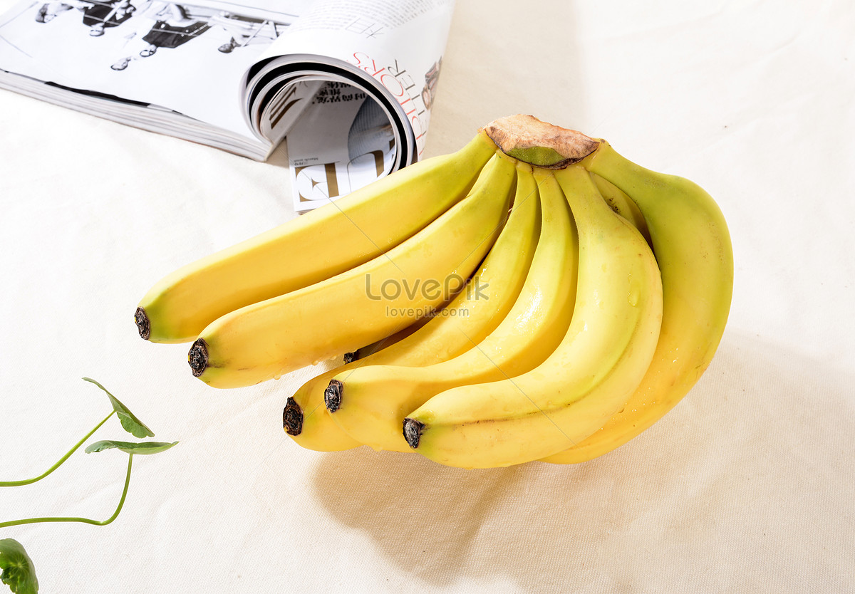 Купили две грозди бананов в одной было. Бананы фон. Ваза с бананами. Бананы гроздь. Самый маленький банан в мире.