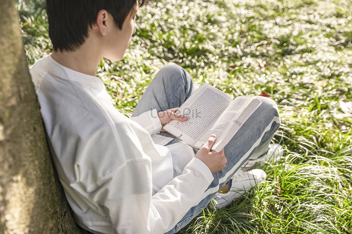 Читать ученик 11. Мужчина читает книгу на лужайке. Школьник читает книгу. Девушка читает книгу на газоне рисунок.