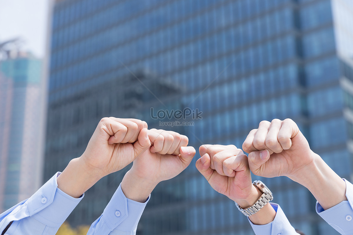 Đội ngũ nắm tay siết chặt là biểu tượng cho sự đoàn kết và sức mạnh của một tập thể. Hãy xem hình và cảm nhận sự thống nhất của họ.