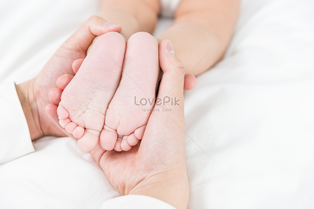 Ест ногу мать. Картинка ножки младенца фото в руках мамы. Рука ребенка в руке матери картинка. Картинка держаться за ногу ребенку.