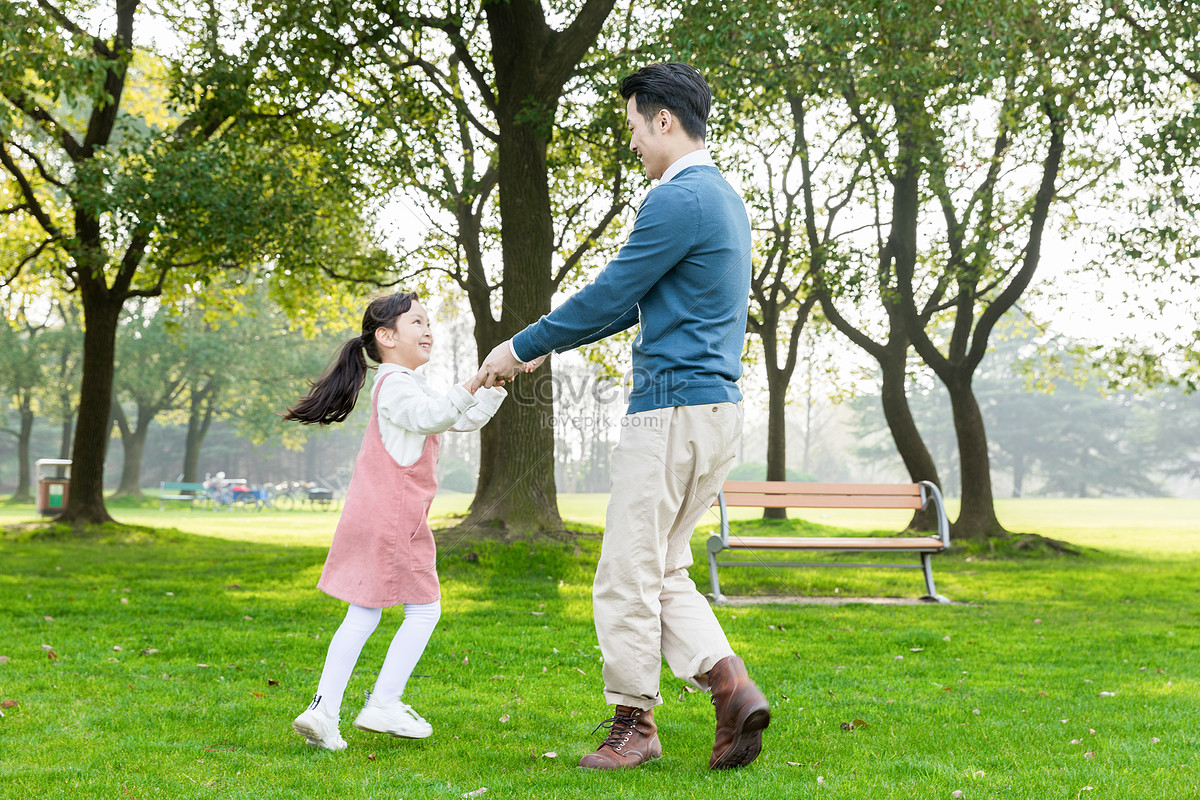 Papá E Hija Jugando En El Parque Foto | Descarga Gratuita HD Imagen de Foto  - Lovepik