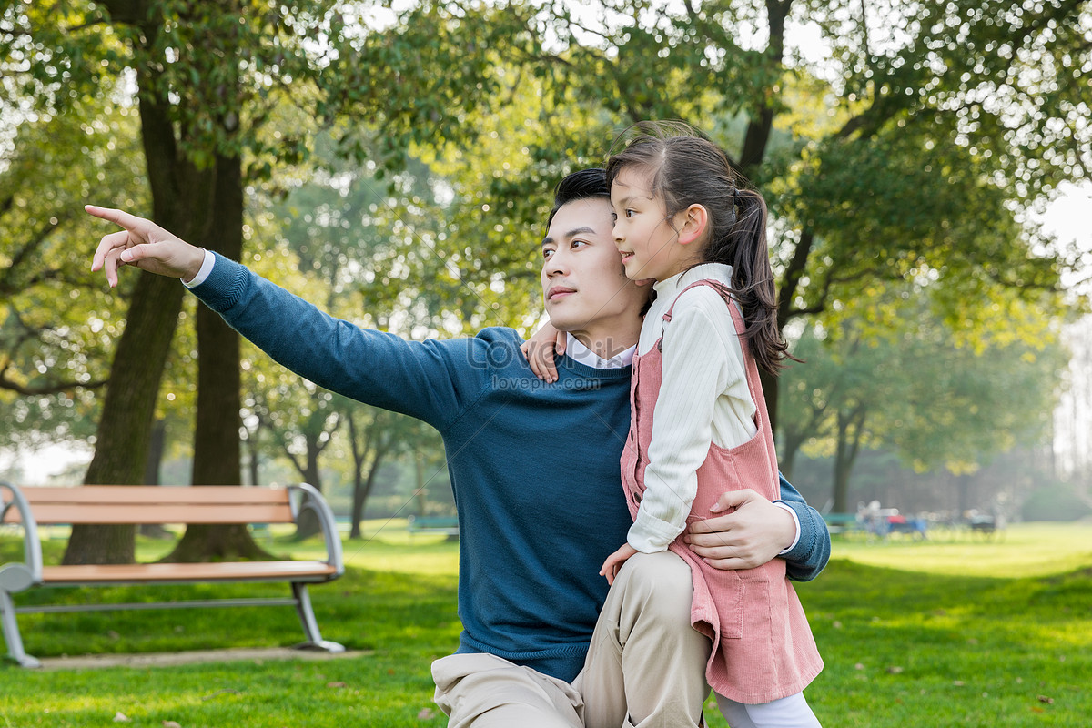 Ayah dan anak. Парк папа одиночки.