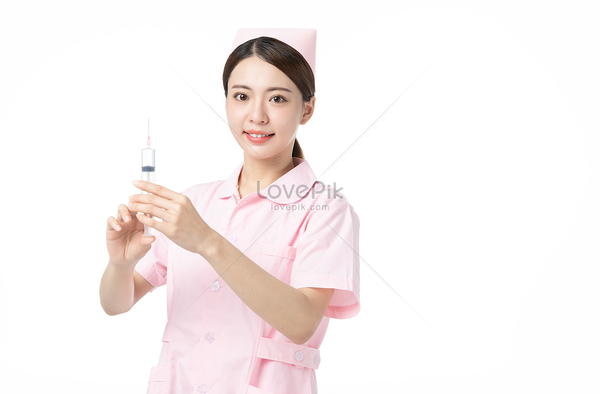 Медсестра делает женщине укол в попу скрытая камера