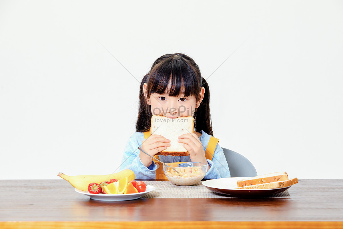 Девочка с каре евшая завтрак рисунок. Я таких на завтрак ем. Girl eating Breakfast.