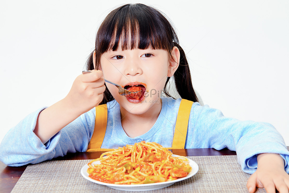 Девочка ест спагетти. Девушка ест спагетти. Мордашка ест макароны. Шаблон девочки кушающей спагетти.