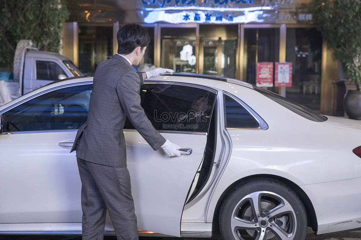 Заехал к бывшей. Dubai the Hotel attendant is Opening the car Door. The Hotel attendant is Opening the car Door