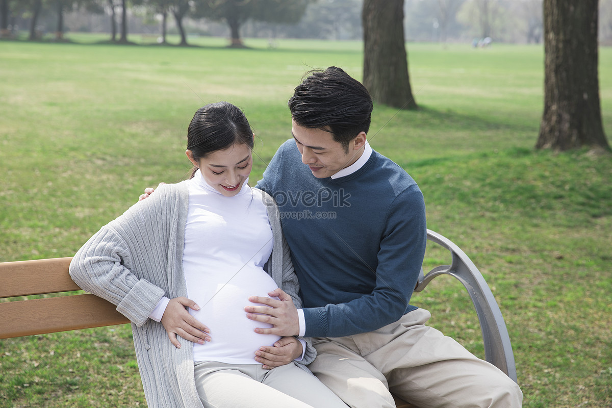 Жена беременна вторым. Фото беременных с мужем на скамейке. Муж обнимает беременную жену фото.