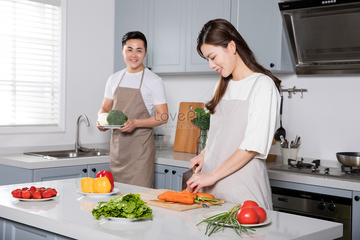 Мама на кухне. Муж и жена на кухне картинки. Китайцы муж и жена готовят. Картинки женщина и мужчина в сравнении готовка картинка.