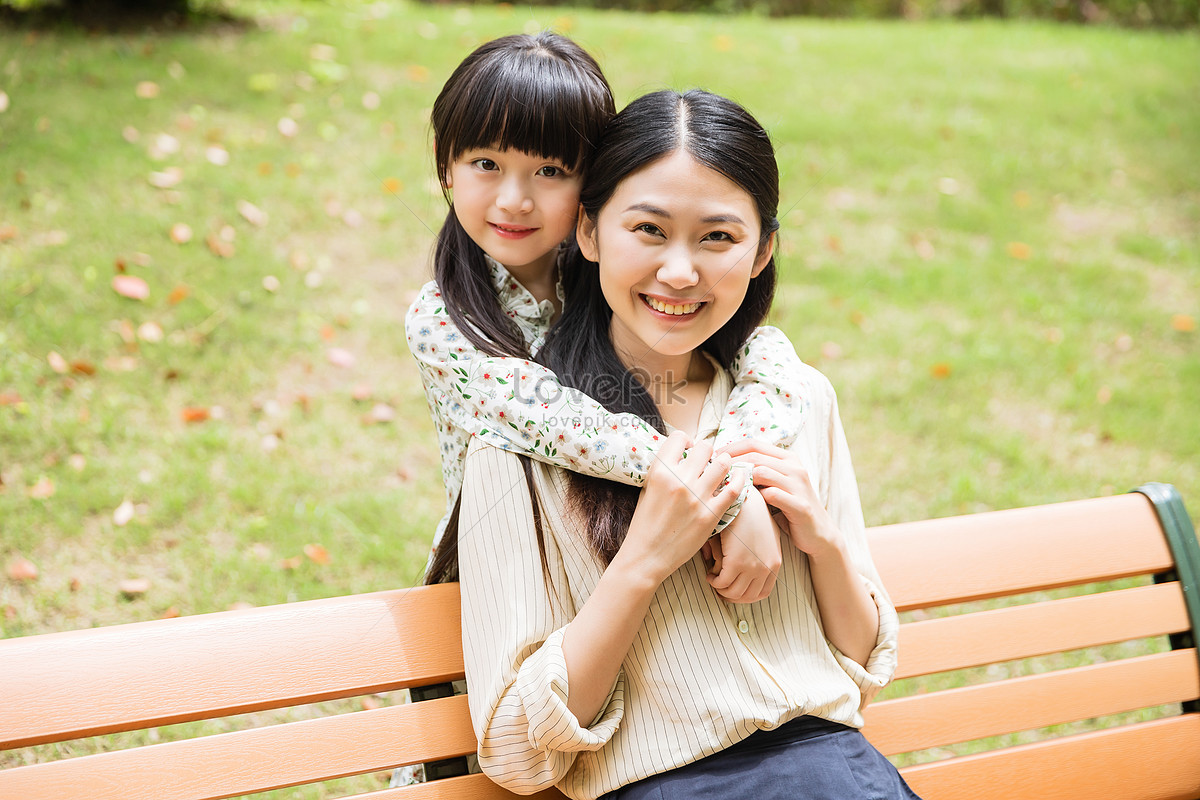 Молодые мамы япония. Азиатские мама с дочкой. Японские дочери. Мама и дочь корейцы. Азиатки мама с взрослой дочкой.