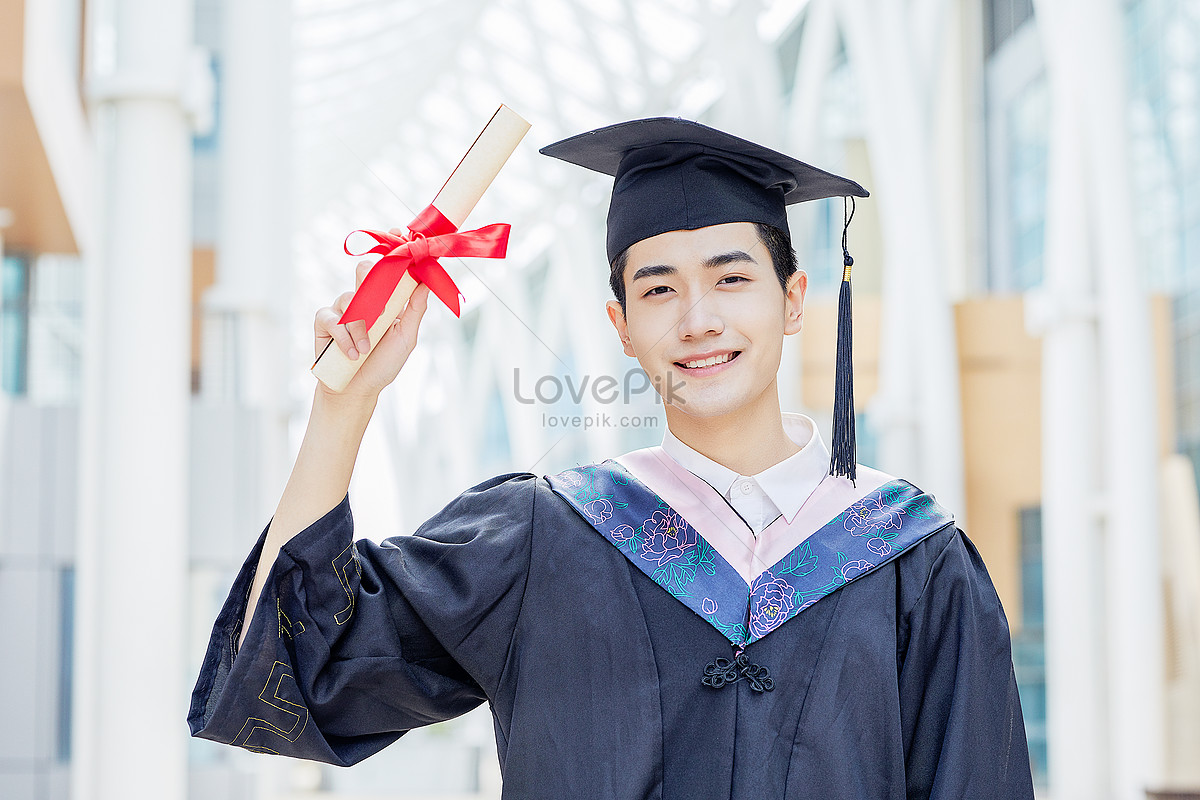 Высшее образование для мужчин. Male Graduation poses.