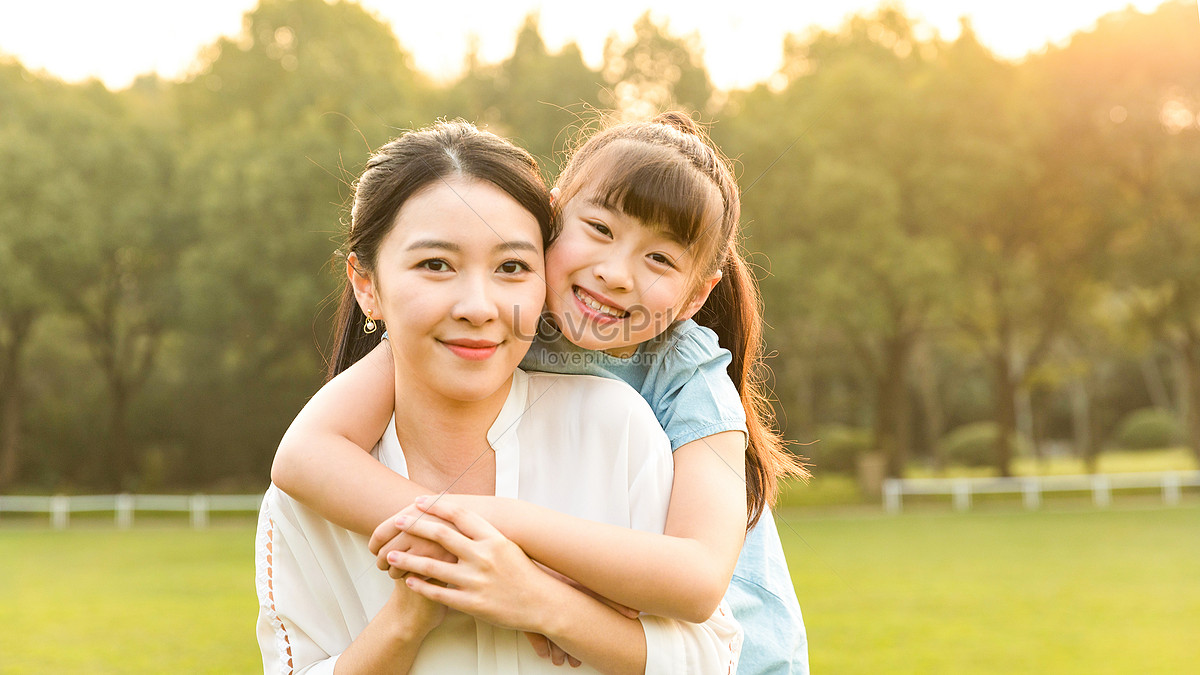 Mother And Daughter Play On The Grass Picture And Hd Photos Free Download On Lovepik