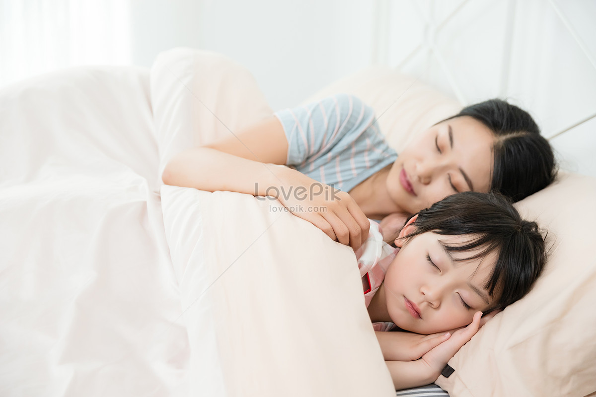 Азиатки мамы спят. Японские мамочки в постели. Дети Японии спят с мамой.