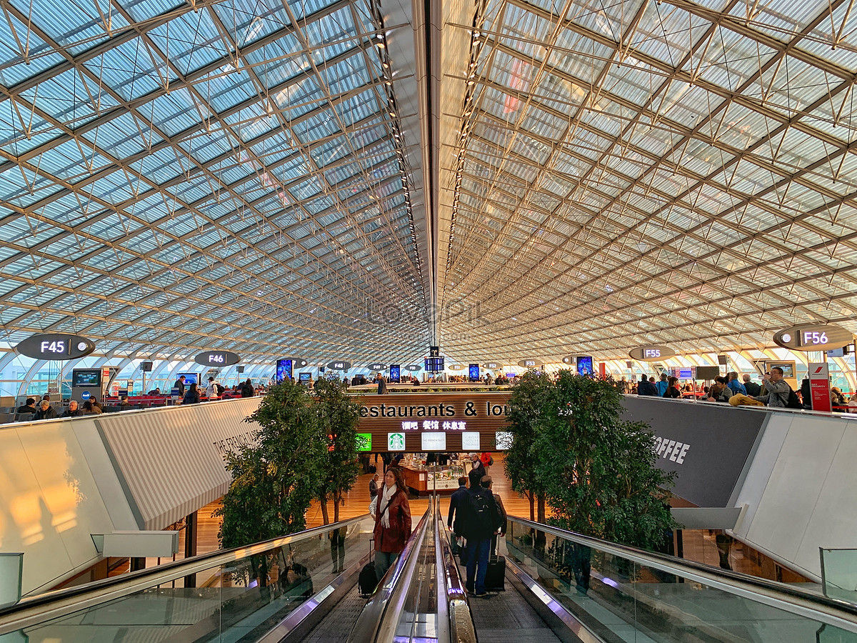 Charles De Gaulle Airport, Paris. Interior, terminal 2E. Avenue of shops,  Hermes, Prada and others, in background, main departure gates Stock Photo -  Alamy