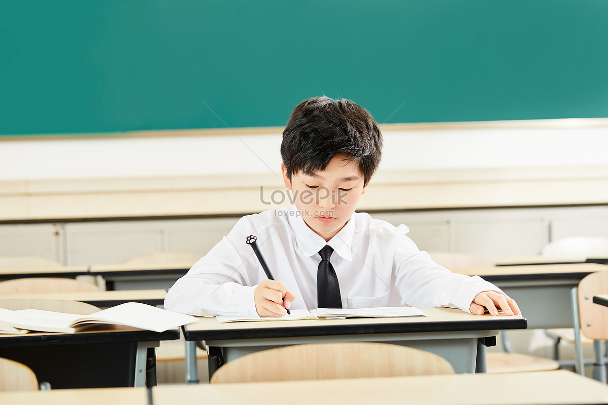 The pupils are writing a dictation. Ученики пишут проект. Когда ученики пишут вечером.