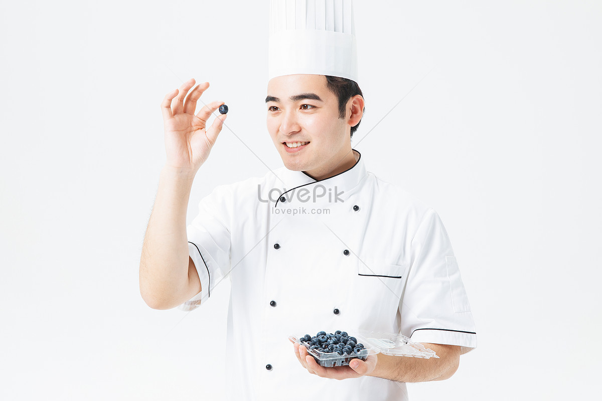 I am chef. Повар держит блюдо руки.