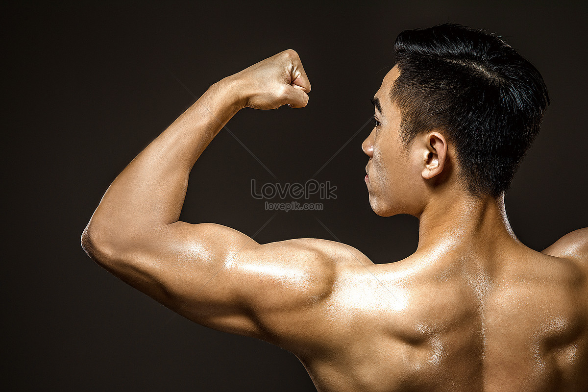强壮肌肉的男人抬起他的腿照片摄影图片_ID:308330260-Veer图库