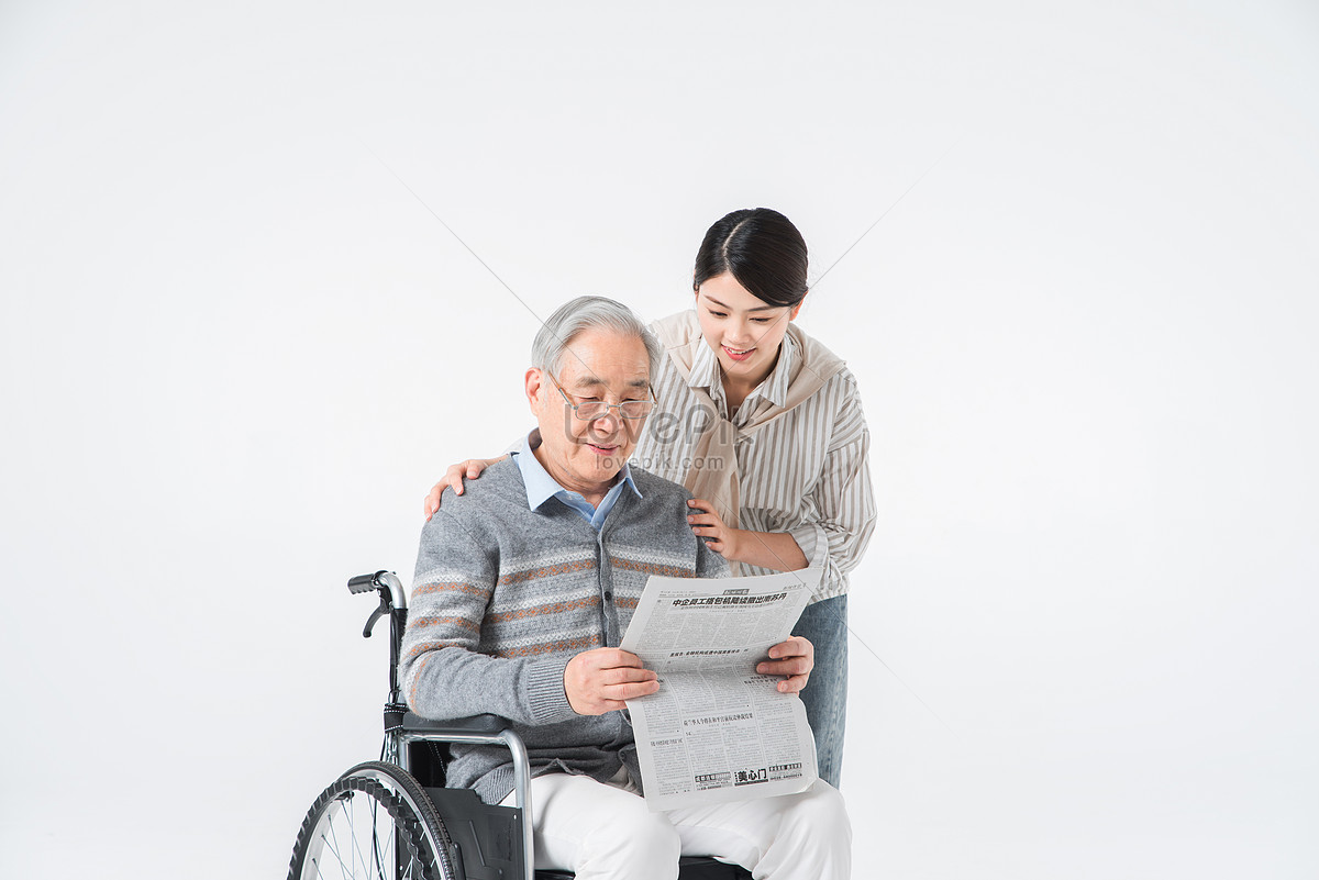 Сопровождение пожилых людей фото. Семья читает газету. Опекун по инвалидности