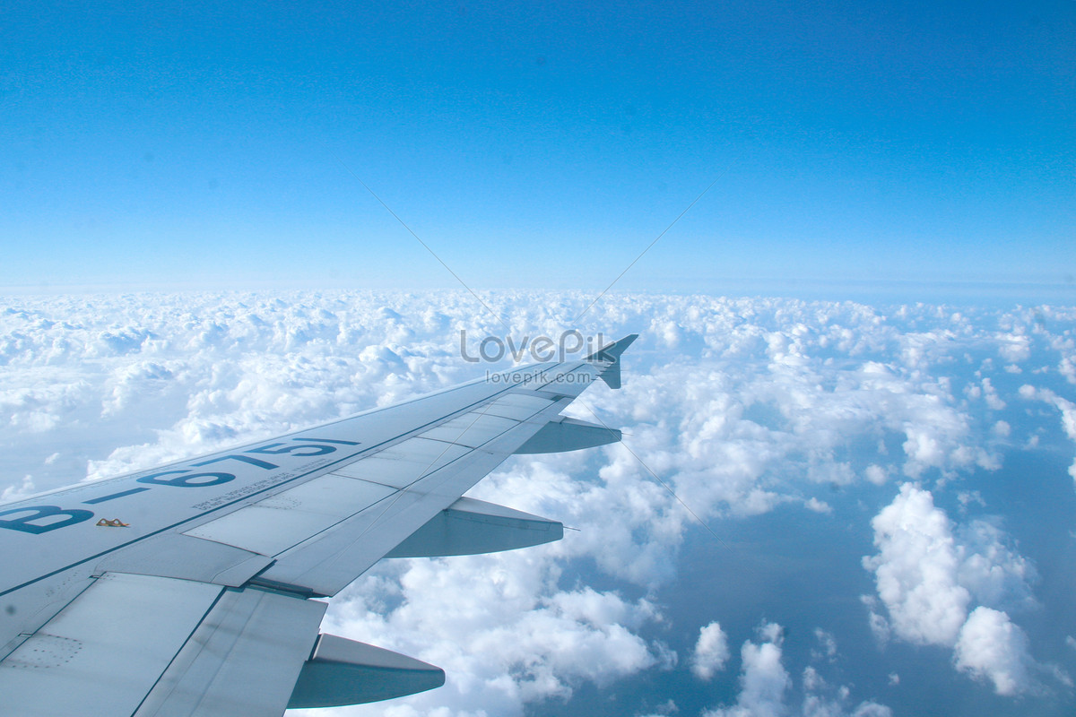 Mây trên máy bay: Cùng chiêm ngưỡng bức ảnh độc đáo về những đợi mây xếp chồng lên nhau, được chụp từ góc nhìn của các chiếc máy bay. Khung cảnh đẹp như tranh vẽ sẽ khiến bạn trầm trồ với sức mạnh kì diệu của thiên nhiên và độ tài ba của phi công. Hãy nhấn vào hình ảnh ngay thôi!