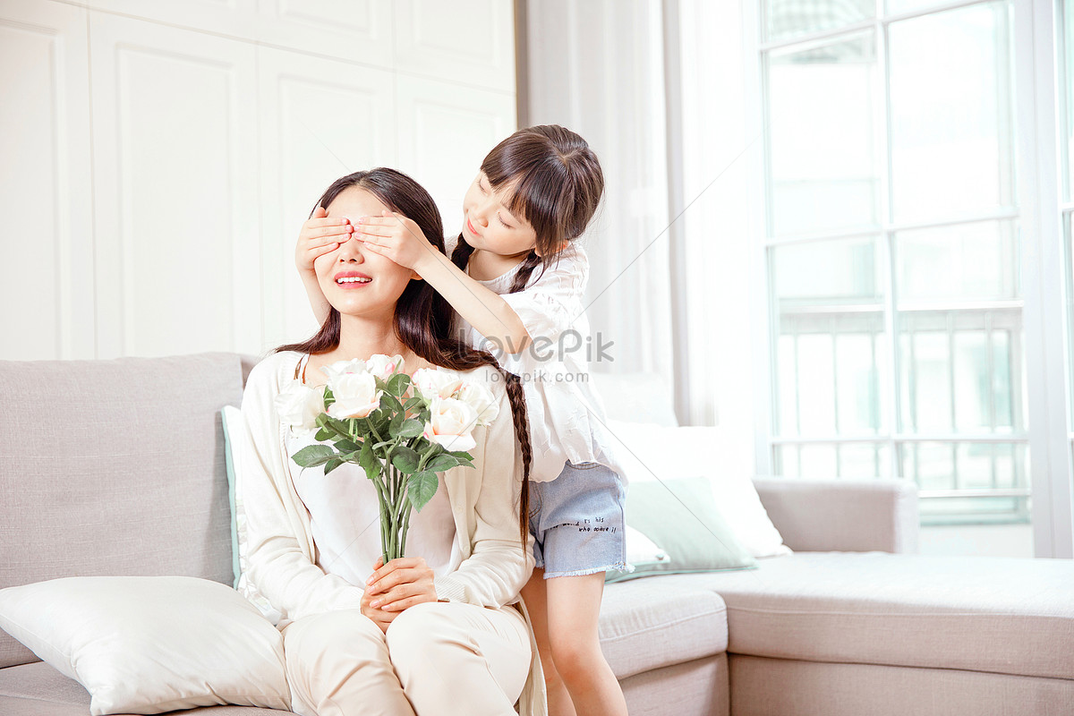 Daughter Gives Flowers To Mother Picture And HD Photos | Free Download On  Lovepik