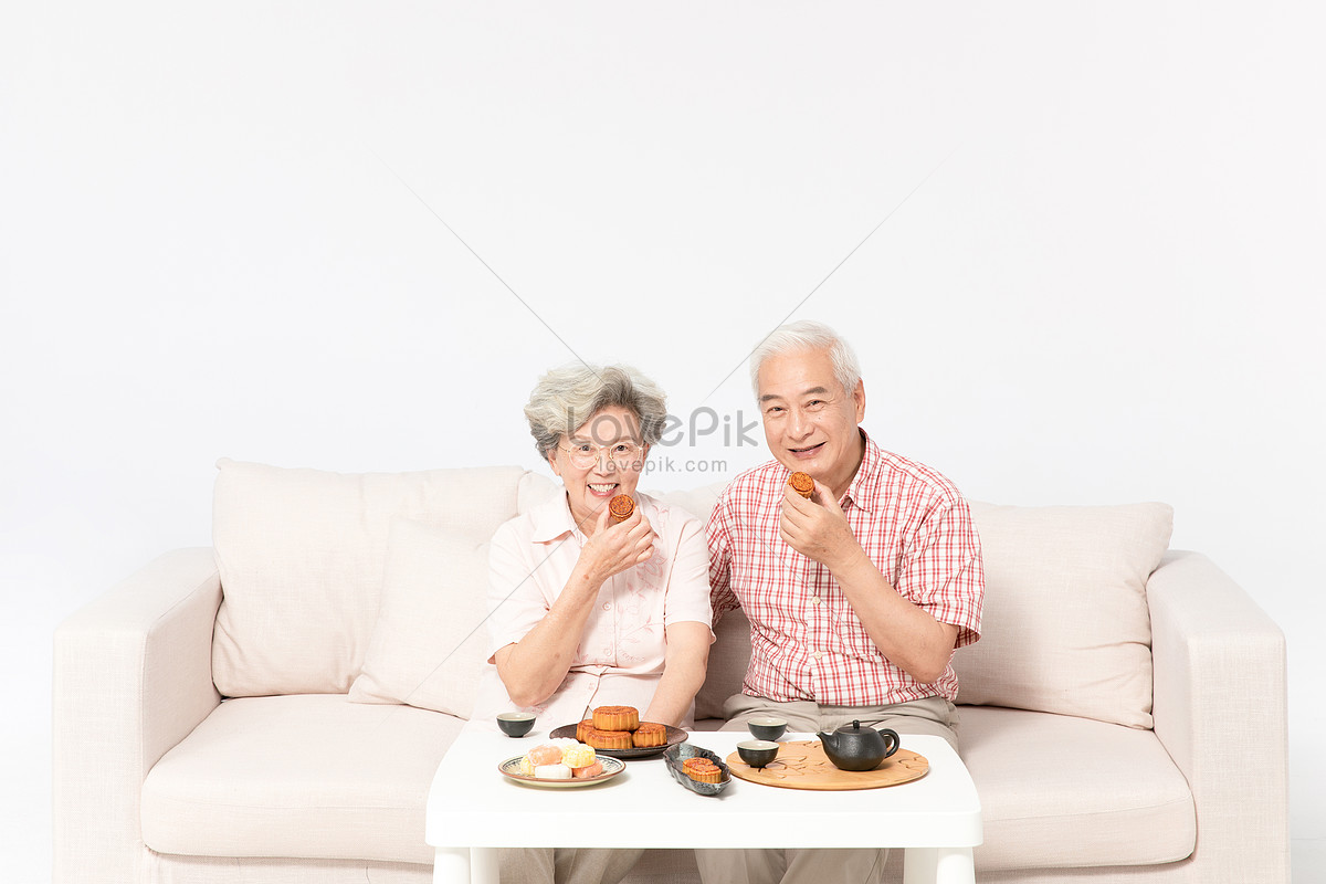 Pareja De Ancianos Comiendo Pastel De Luna Foto | Descarga Gratuita HD  Imagen de Foto - Lovepik