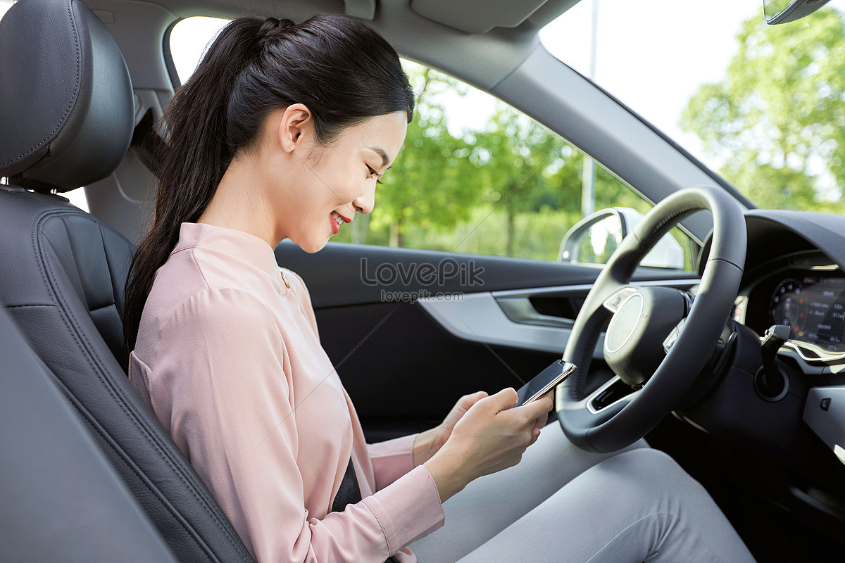 Female Driver Using Mobile Phone Inside The Car Picture And HD Photos |  Free Download On Lovepik