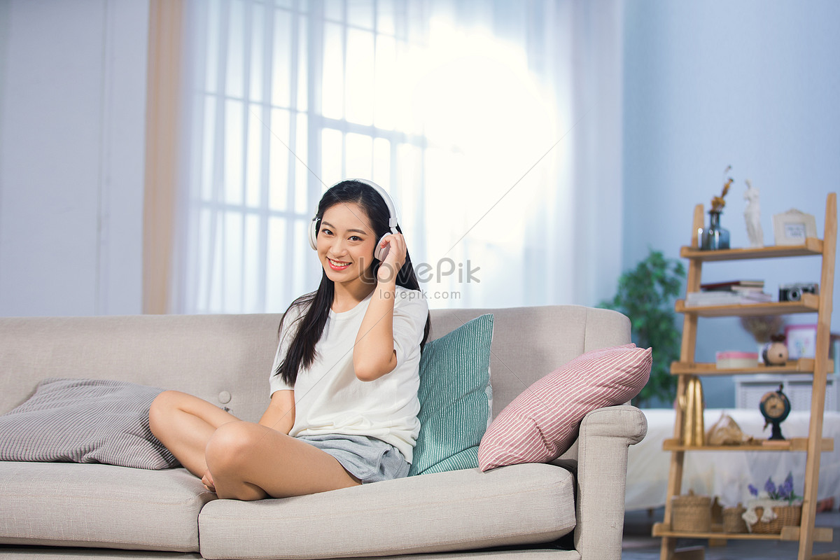 Mujer Sentada En El Sofá Escuchando Música Foto | Descarga Gratuita HD  Imagen de Foto - Lovepik