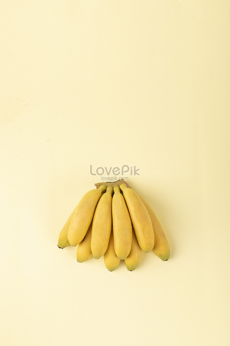 Девушки глотают банан