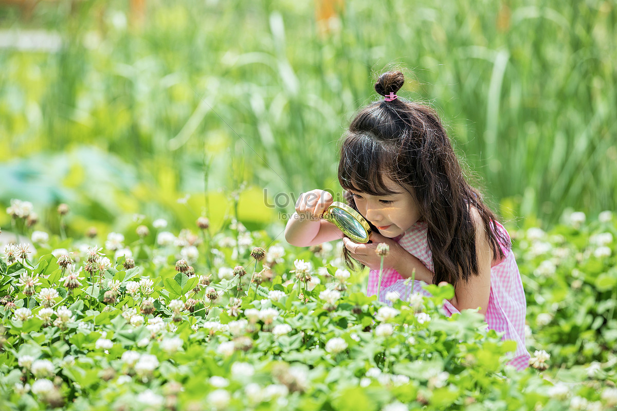 Девочка и цветок рассказ. Милая маленькая девочка в траве. Десятилетняя девочка на траве.